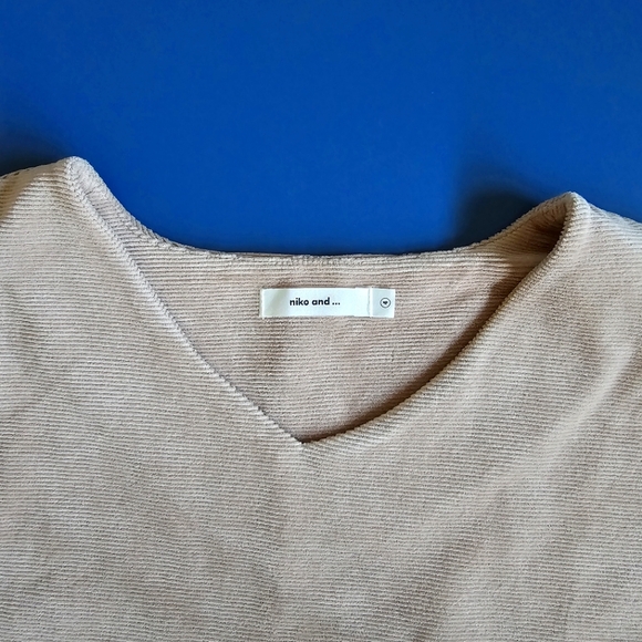 Niko and... Japan brand corduroy beige pullover top bishop sleeves - Picture 3 of 6
